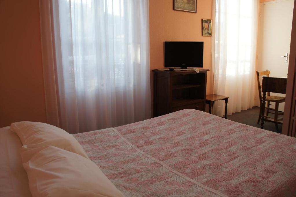 Hotel Le Commerce Bagnères-de-Bigorre Стая снимка