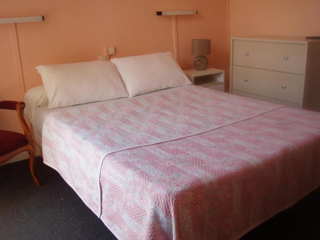 Hotel Le Commerce Bagnères-de-Bigorre Стая снимка